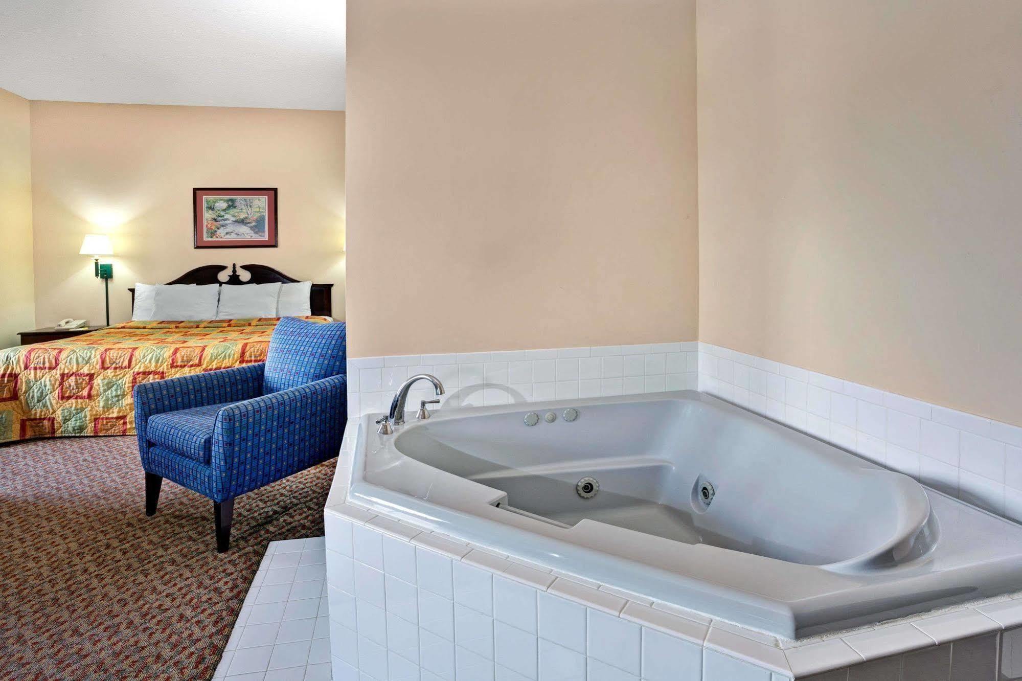 Days Inn - Chapel Hill Exteriör bild